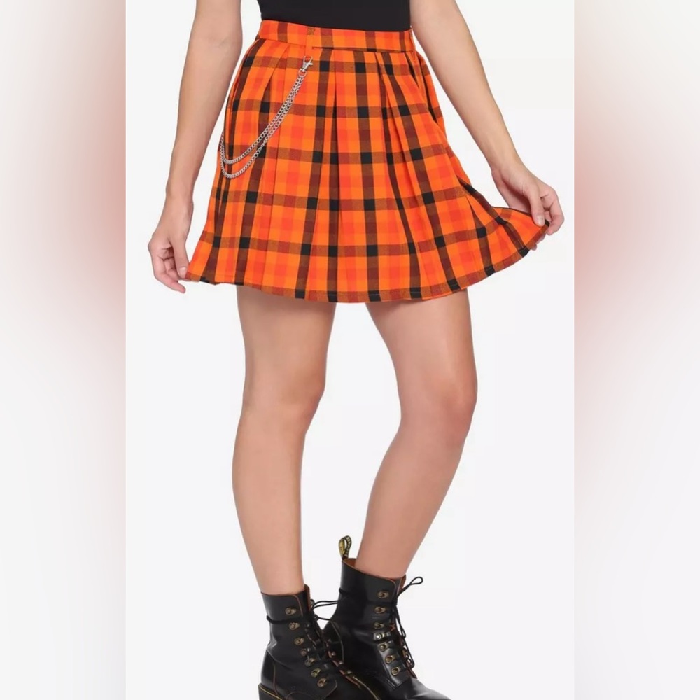 NWT Hot Topic Women’s Orange and Black Plaid Pleated Skirt; Never Worn; Size L